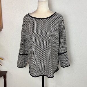618 aEUC Max Studio Black and White Patterned Blouse. Sz L